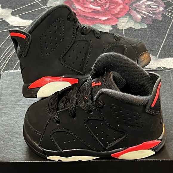 DS 2019 NIKE AIR JORDAN VI RETRO BLACK/INFRARED (TD) SIZE 4c